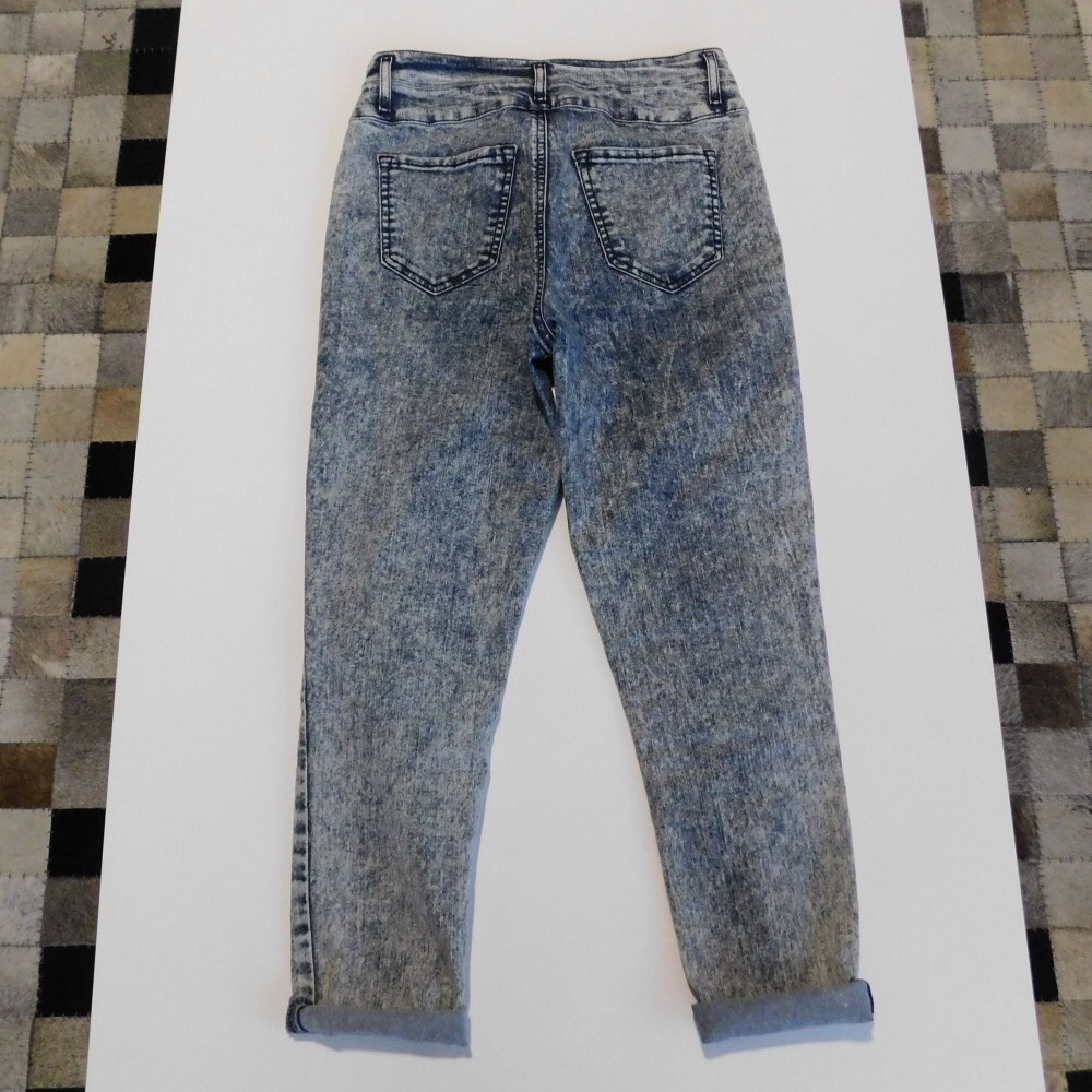 Acid wash cropped jeans